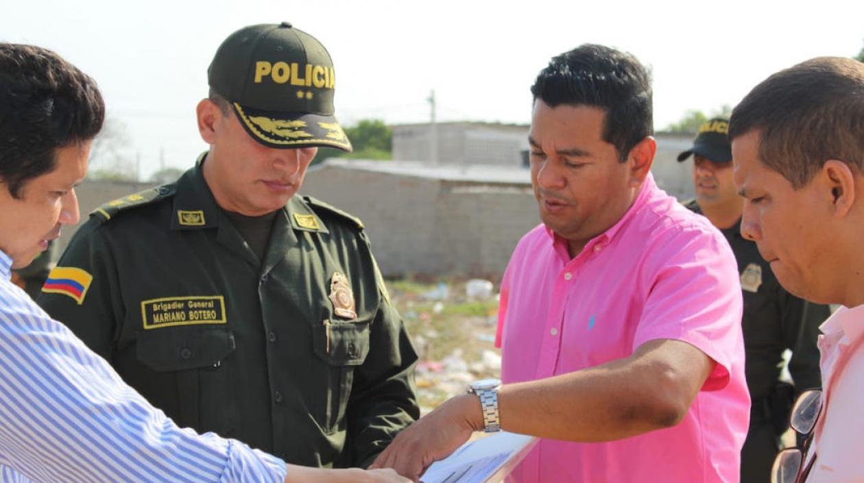  El Alcalde Efraín Bello y el Comandante BG Mariano Botero, revisando los planos.