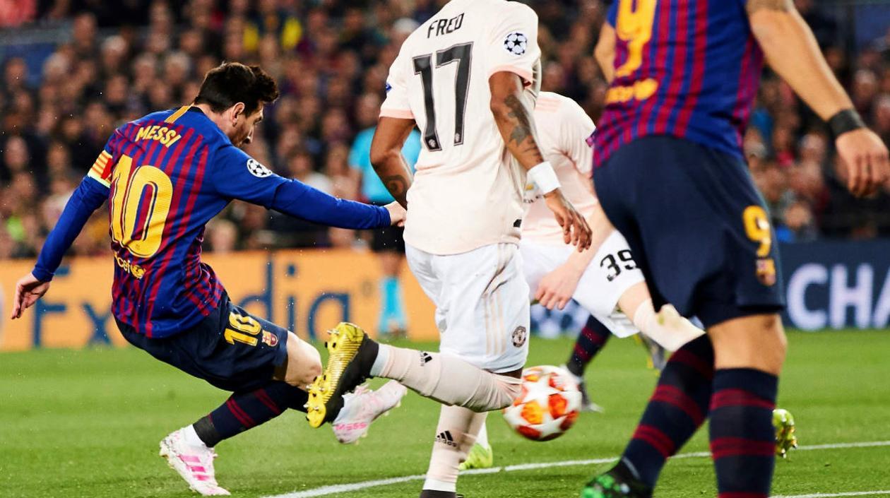Lionel Messi dispara en un acción de juego ante el Manchester United. 