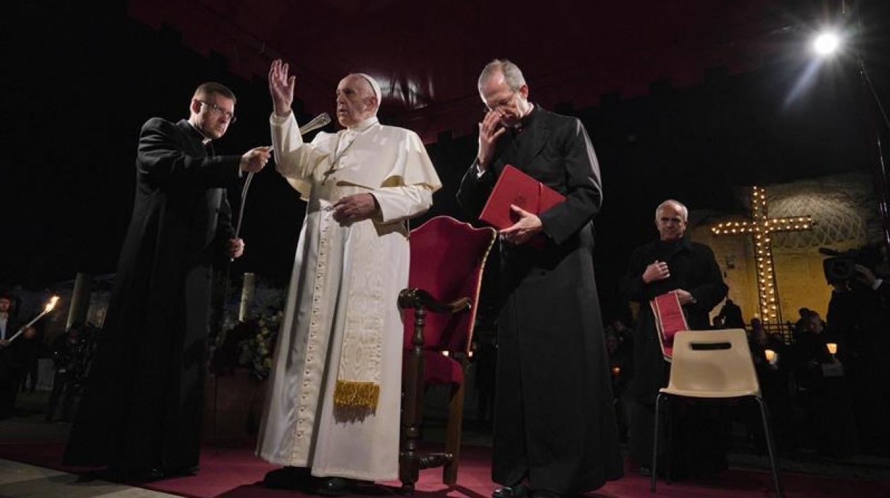 Jorge Bergoglio citó como las cruces del mundo la "de las personas hambrientas de pan y de amor".