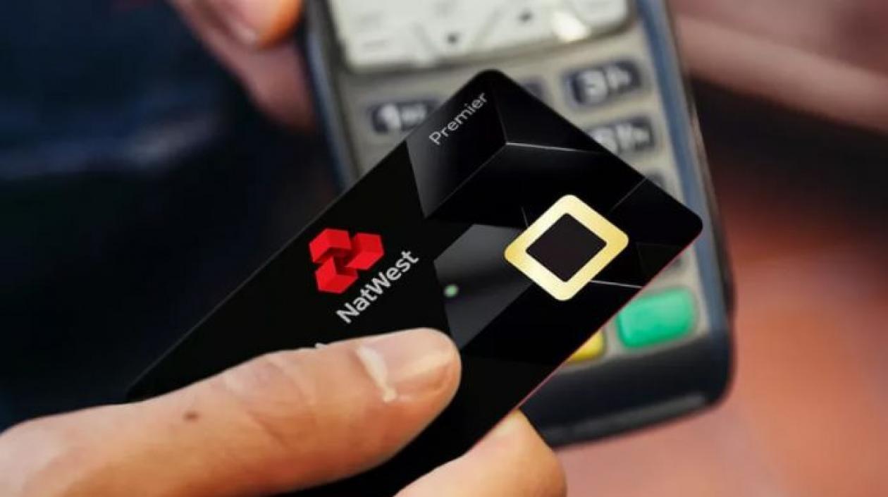 El Banco Natwest  lanzó  la primera tarjeta de débito con huella dactilar.