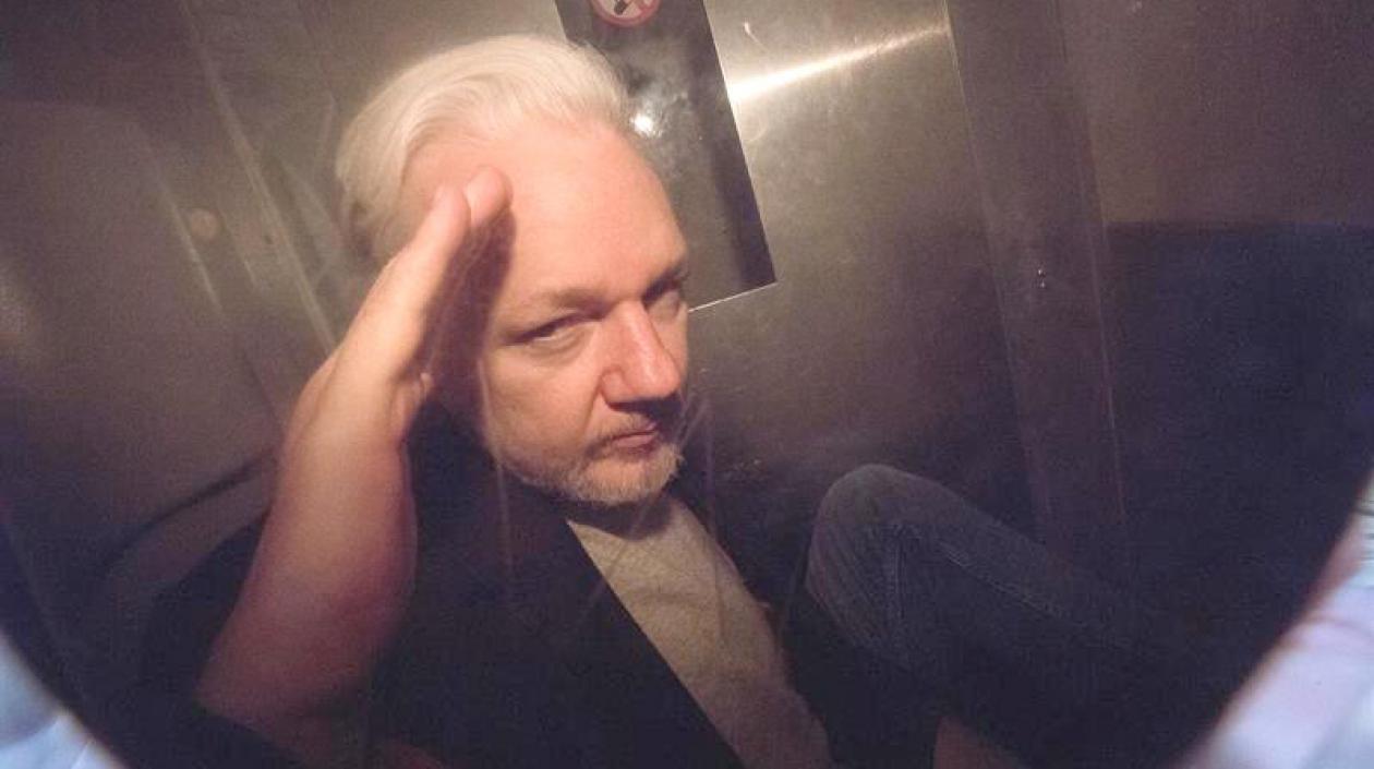 El fundador de Wikileaks, Julian Assange, saluda a los fotógrafos mientras abandona en un vehículo policial el tribunal de Southwark de Londres (Reino Unido). 
