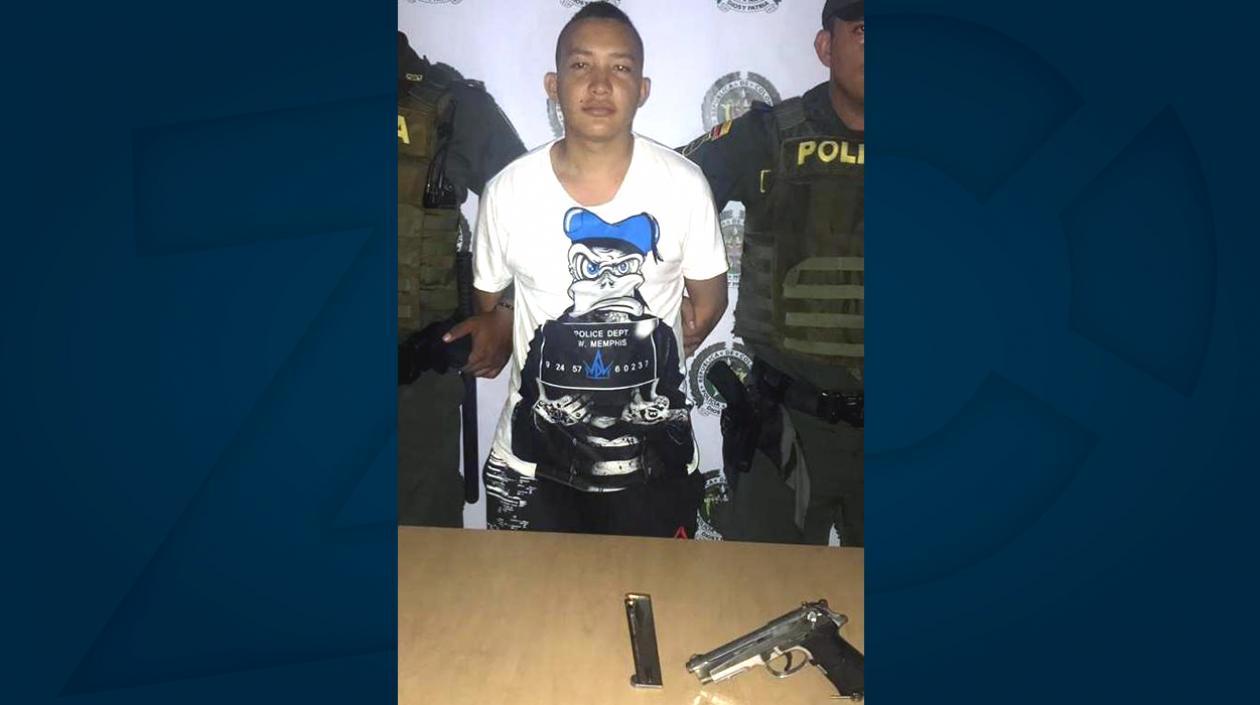 Keiner Steven Escalona Sanandrés, alias 'Escalona', cuando fue capturado con una pistola el pasado miércoles en La Chinita.