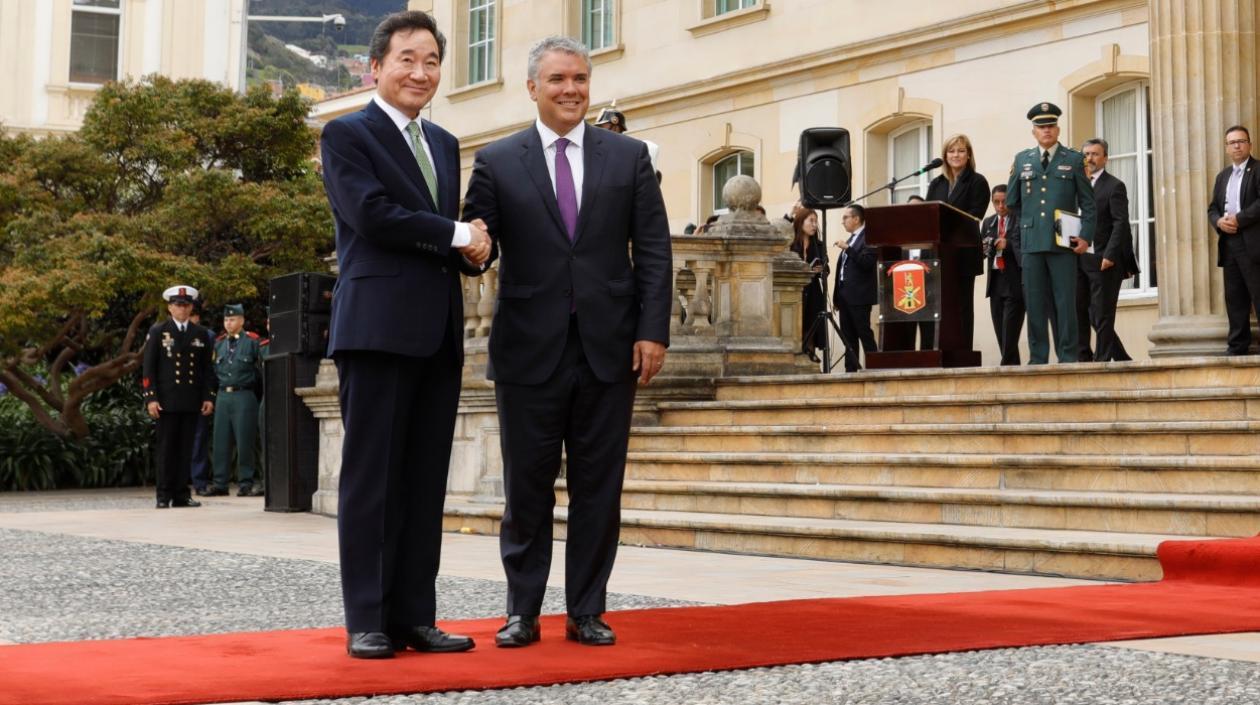 El Presidente de Colombia y el Primer Ministro de Corea, en la Plaza de Armas de la Casa de Nariño.