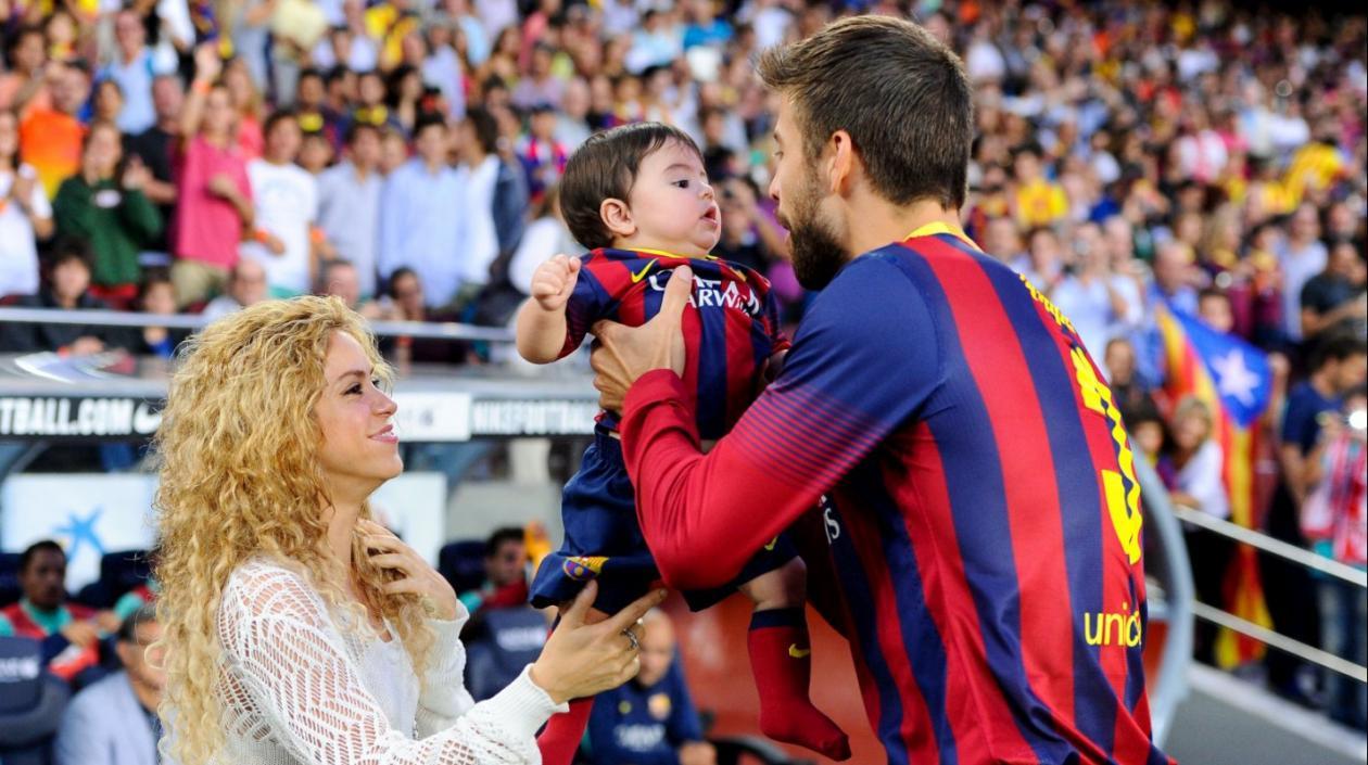 Shakira le pasa a su hijo Sasha a Gerard Piqué. 