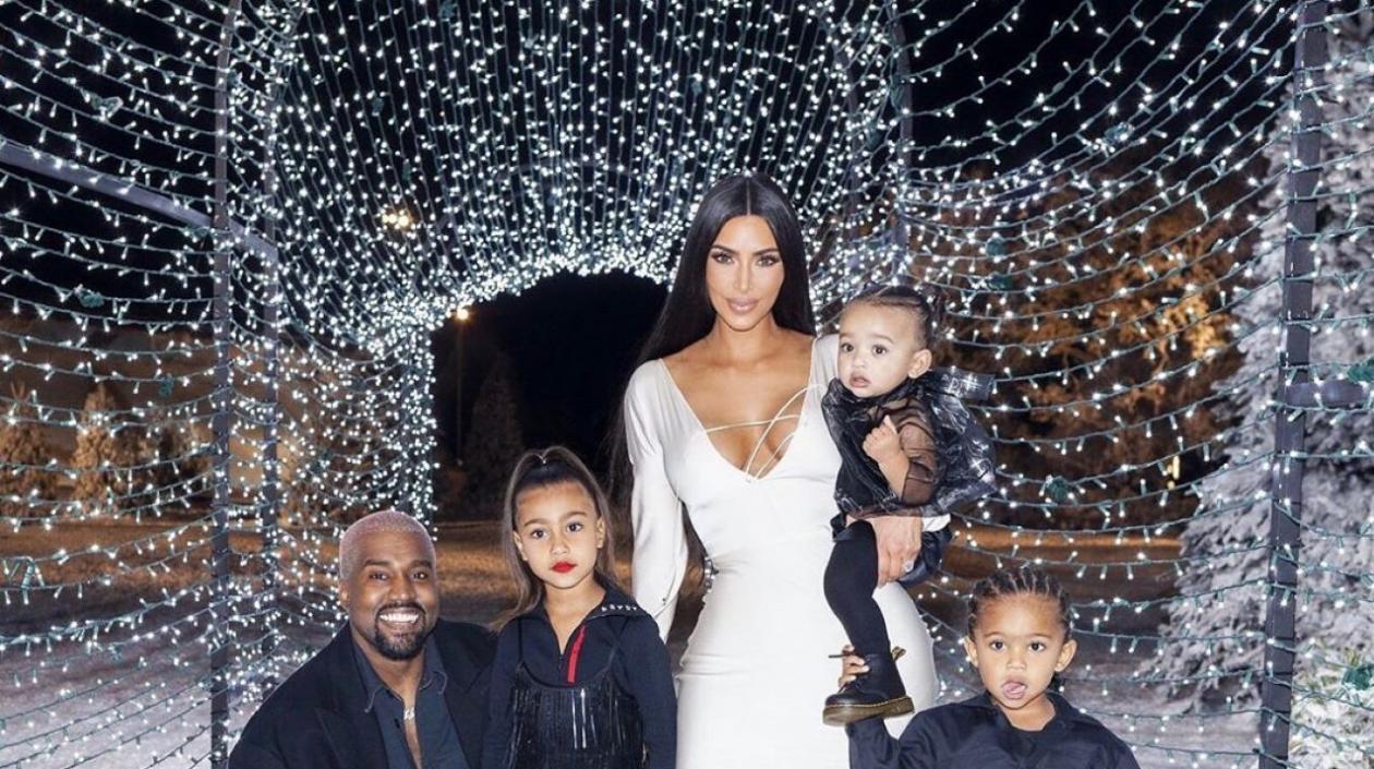 Kanye West y Kim Kardashian y sus hijos.