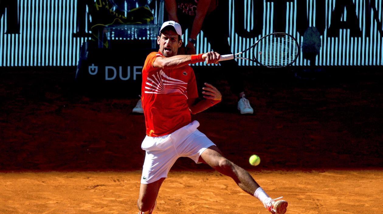 Novak Djokovic en plena acción del partido. 