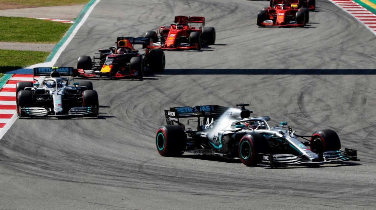 Lewis Hamilton, piloto de Mercedes, encabeza la carrera seguido por su compañero Valtteri Bottas.