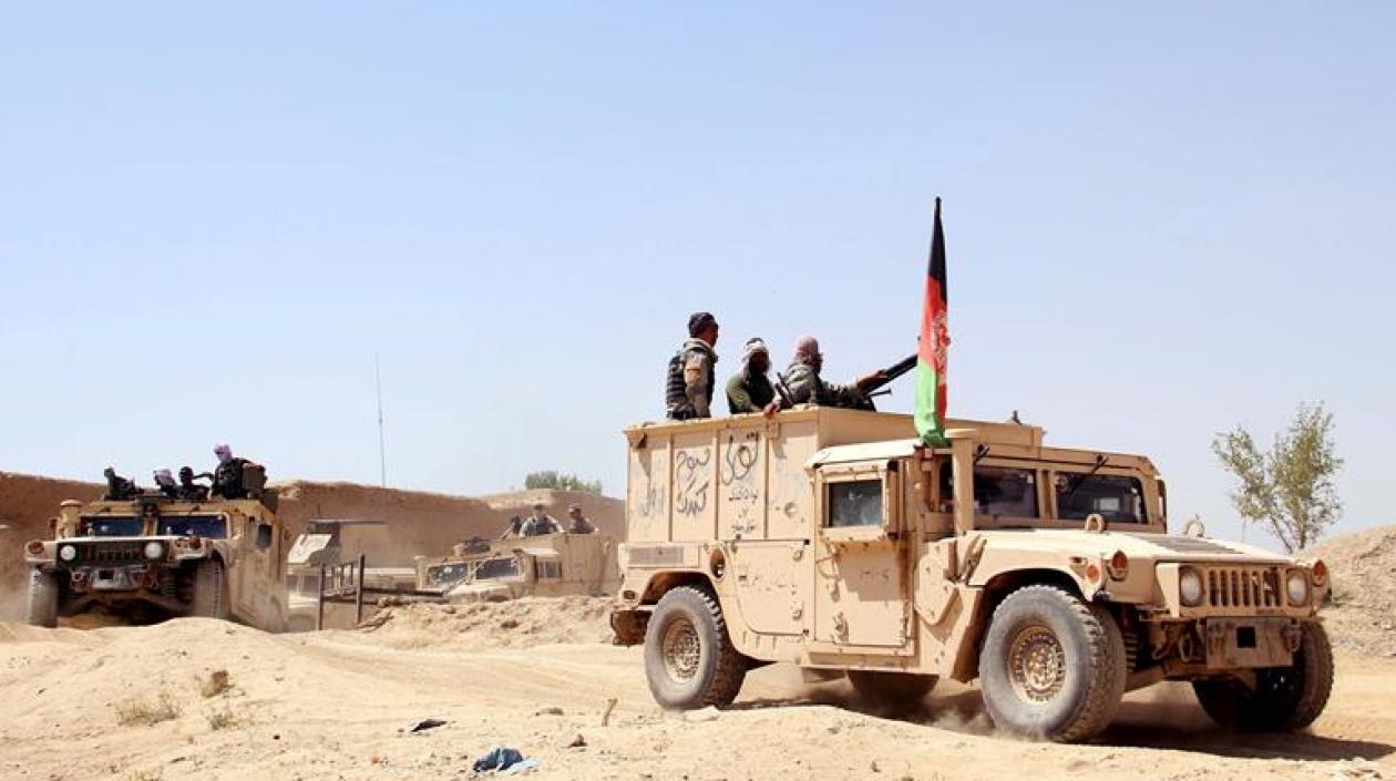 Agentes de las fuerzas de seguridad afganas patrullan y montan guardia, este viernes, en Helmand (Afganistán).