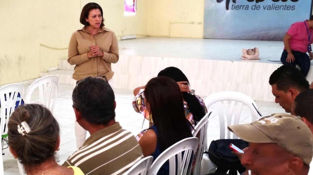 La Superintendente Natasha Avendaño socializando el proceso en Uribia, La Guajira.