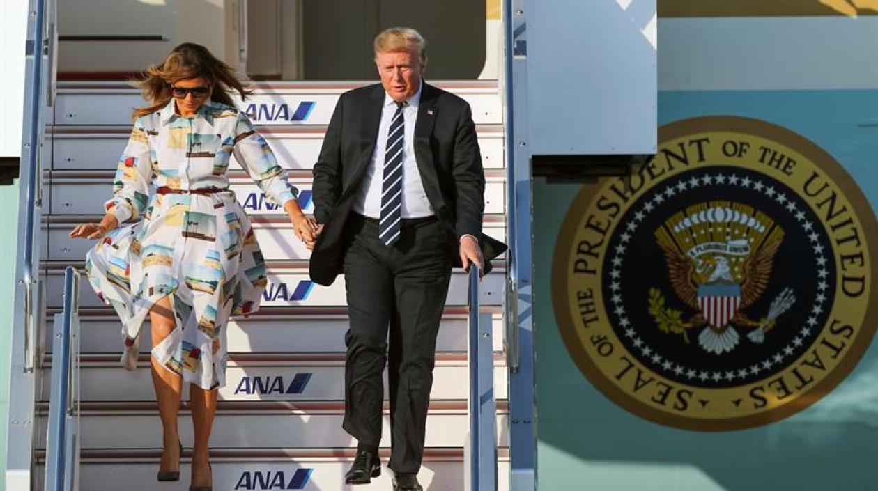 Donald Trump y Melania Trump a su arribo a Japón.