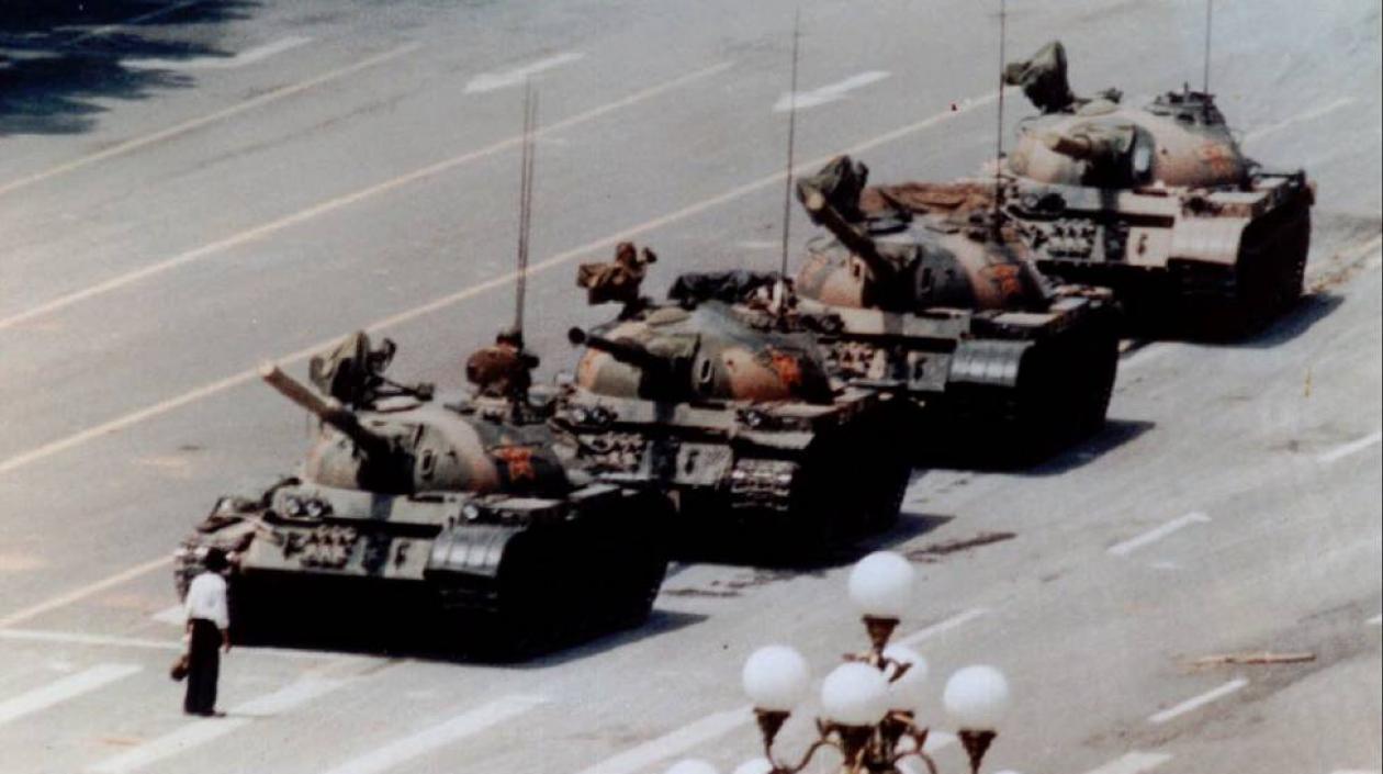 El manifestante anónimo de Tiananmen frente a los tanques de guerra.