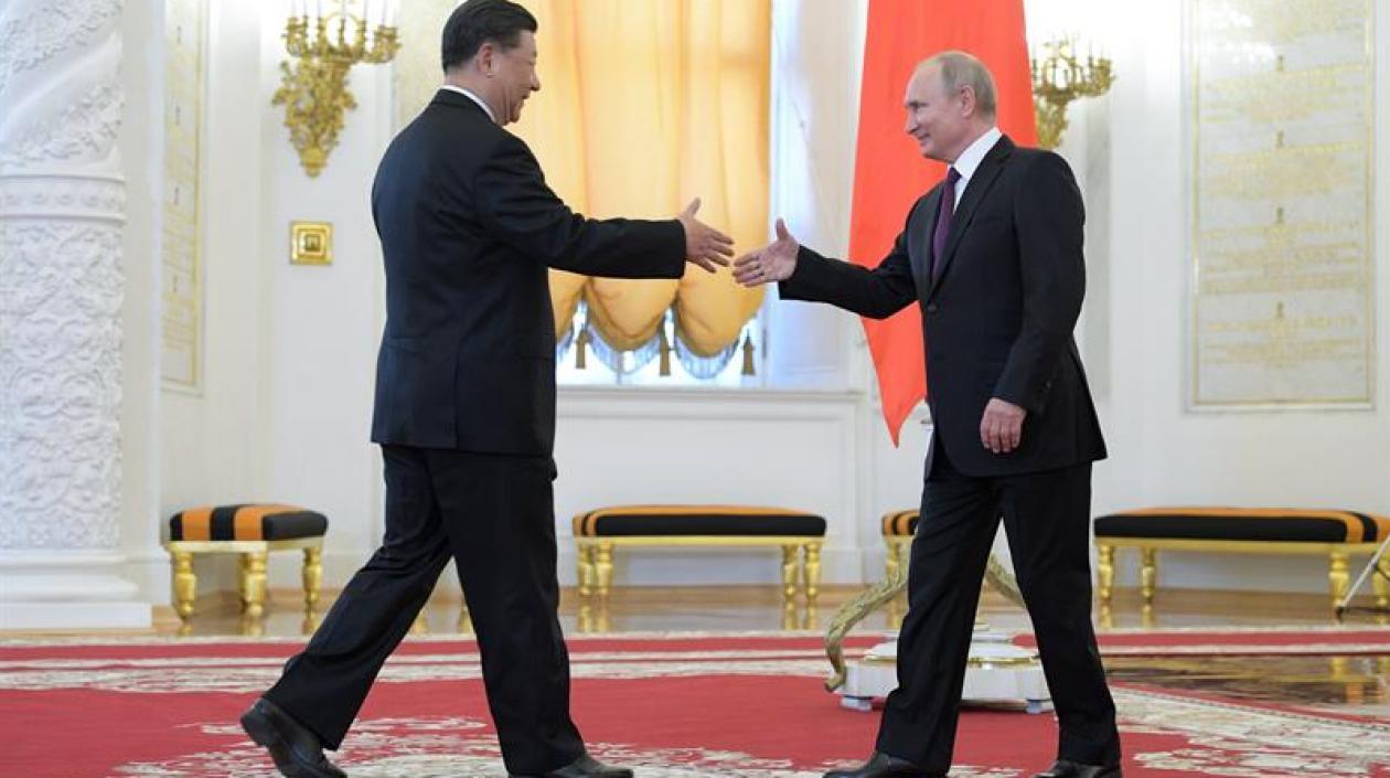 El presidente ruso, Vladimir Putin (d), saluda a su homólogo chino, Xi Jinping, durante su reunión en el Kremlin, este miércoles, en Moscú, Rusia. 