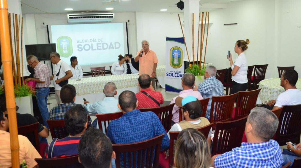 El Alcalde de Soledad, Joao Herrera, presenta la carrera. 