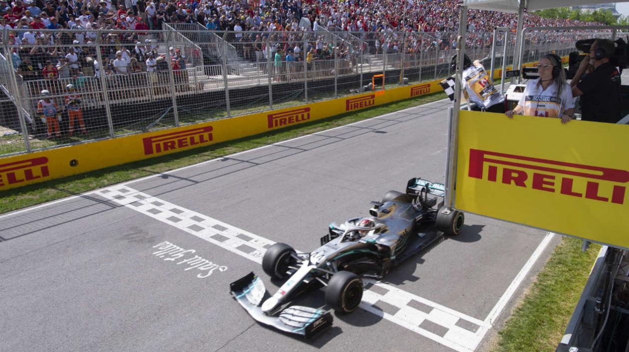 Lewis Hamilton cruza la línea de meta en el Gran Premio de Canadá.