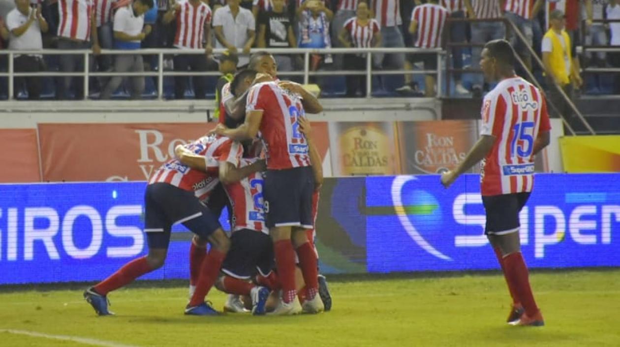 Jugadores de Junior festejan tras el gol convertido al Deportivo Pasto. 