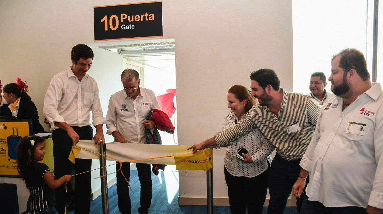 El gobernador Eduardo Verano de la Rosa asiste a la apertura de la reactivación de vuelos hacia Medellín y Bogotá.
