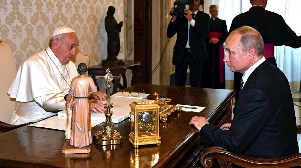 Imagen de la reunión entre el Papa Francisco y el Presidente Putin.