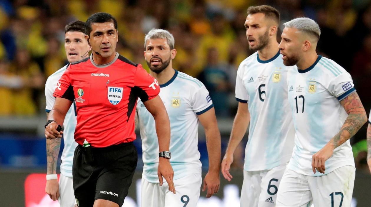 Roddy Zambrano recibe las quejas de varios jugadores argentinos. 