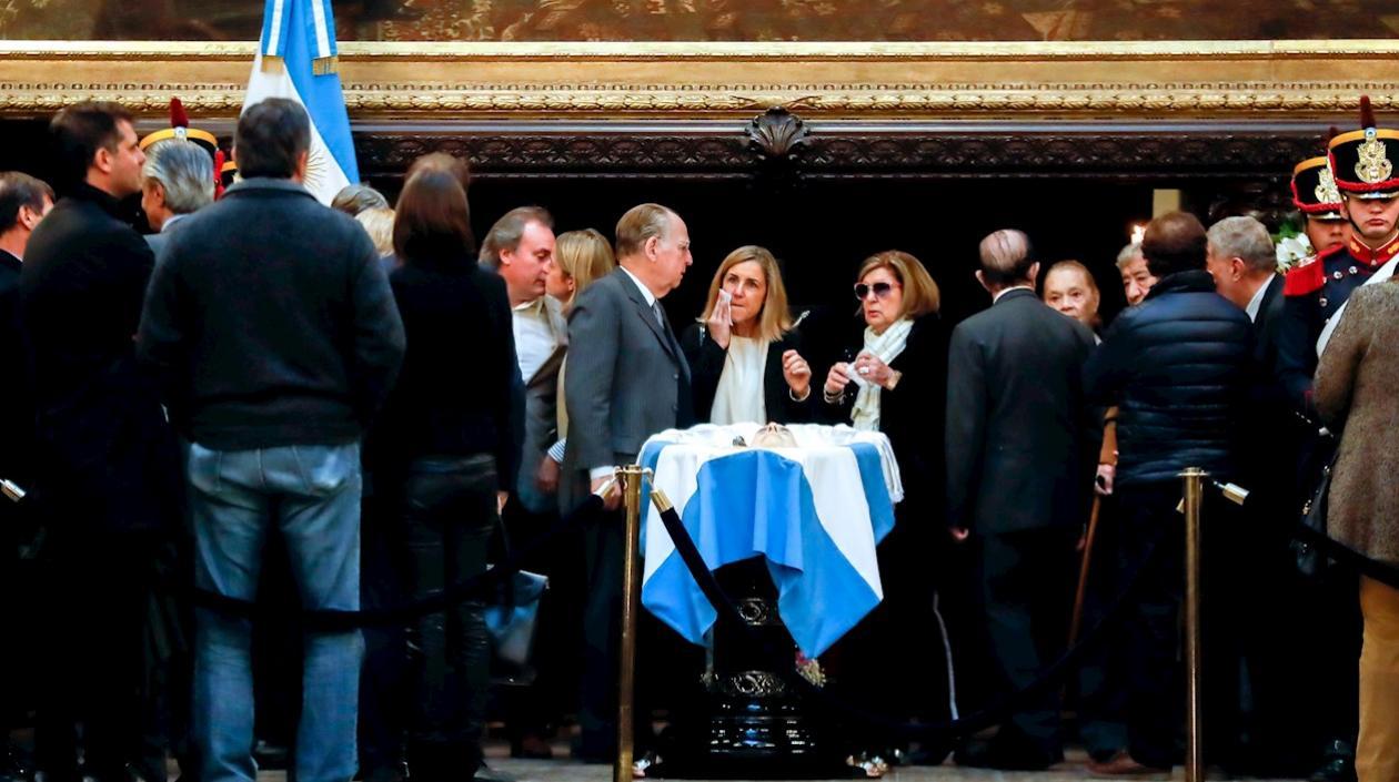 Inés Pertiné (c-d), esposa del expresidente argentino Fernando de la Rúa, y su hija Agustina De La Rua (c), en compañía de decenas de personas, despiden los restos de De la Rúa.