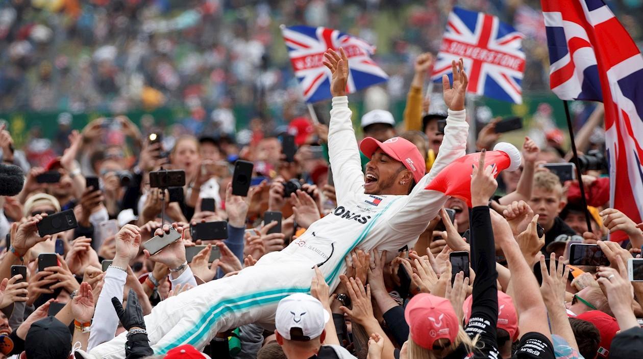 Lewis Hamilton es aupado por los aficionados británicos. 