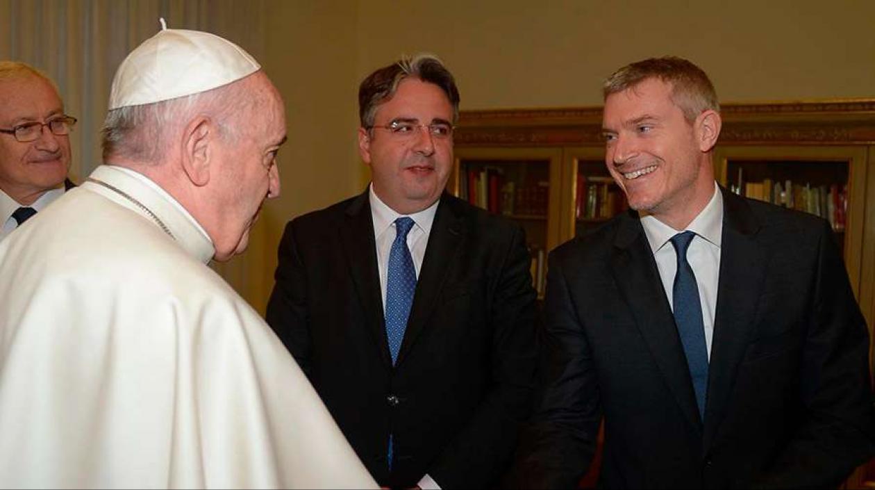 El Papa Francisco saluda a Matteo Bruni, nuevo portavoz del Vaticano.