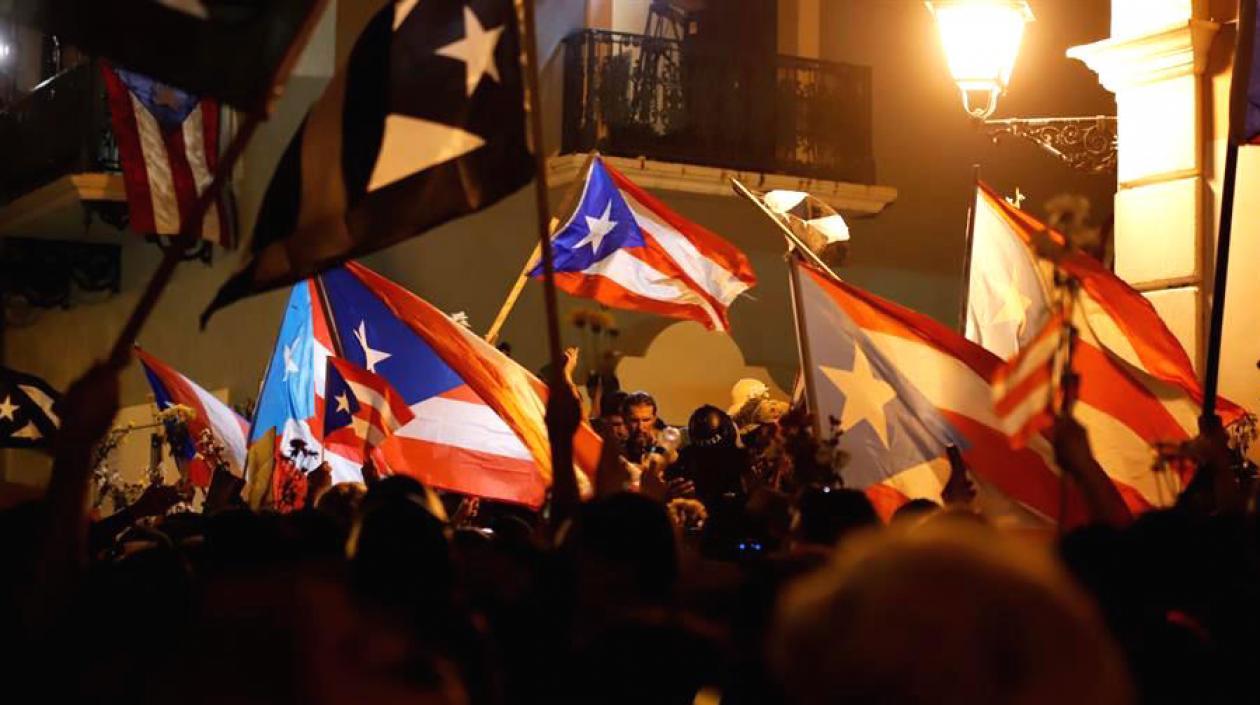 Ciudadanos de Puerto Rico celebrando la renuncia del Gobernador.