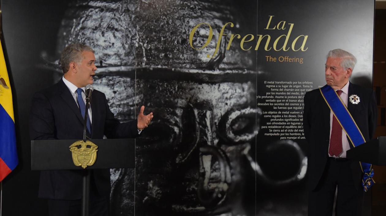  El Presidente Iván Duque impuso este miércoles la Orden de Boyacá, en el grado de Gran Cruz, al escritor peruano Mario Vargas Llosa, premio Nobel de Literatura de 2010.