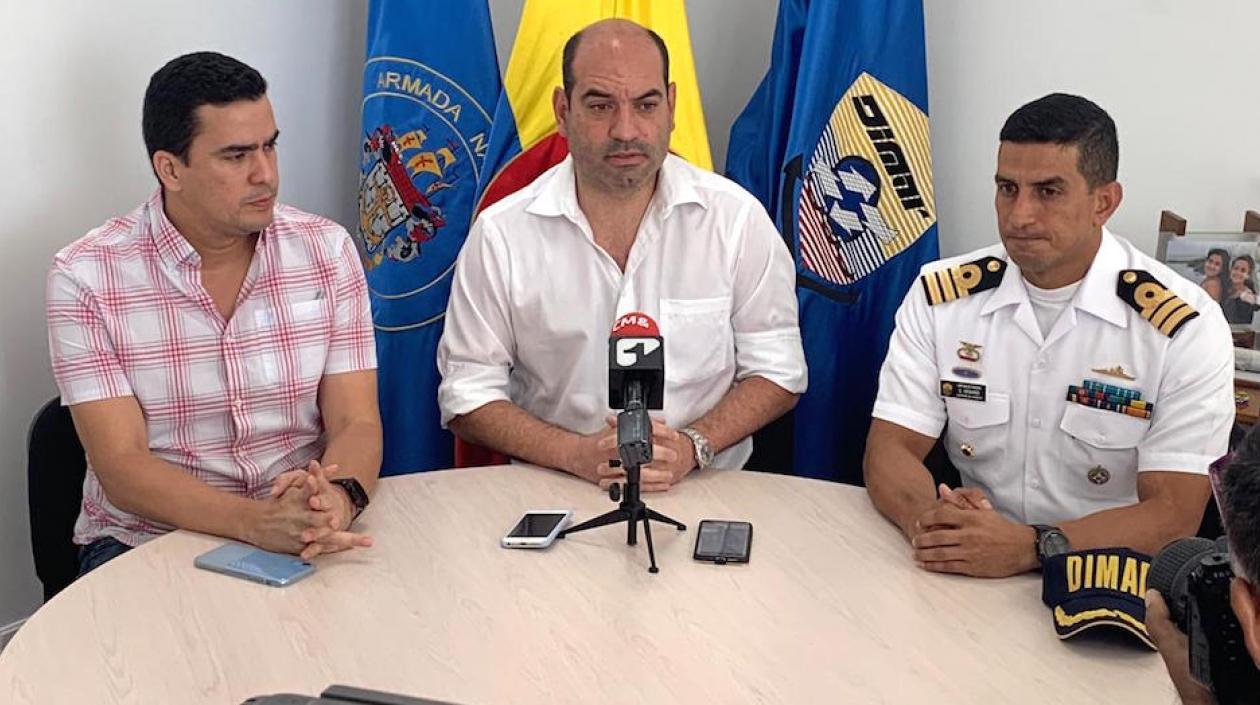El Director de Asoportuaria, Lucas Ariza; el Director de Cormagdalena, Pedro Pablo Jurado y el Capitán de Puerto, Carlos Urbano Montes.