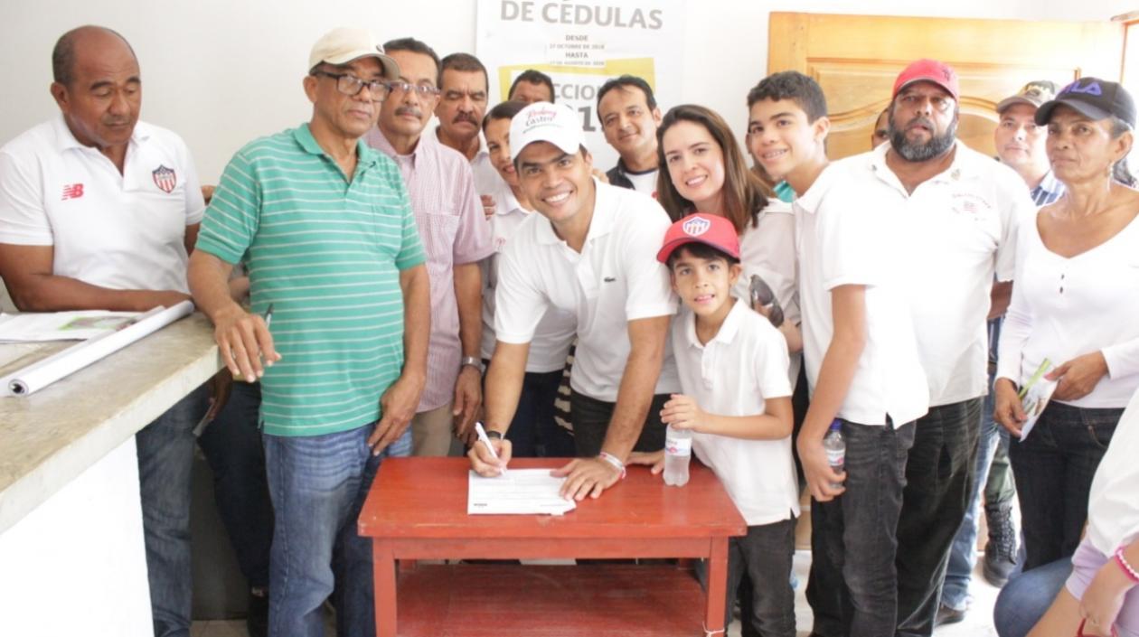 Momentos en que el candidato Rodney Castro se inscribe en la Registraduría de Santa Lucía.