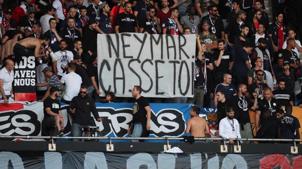 Pancartas en contra del brasileño Neymar.