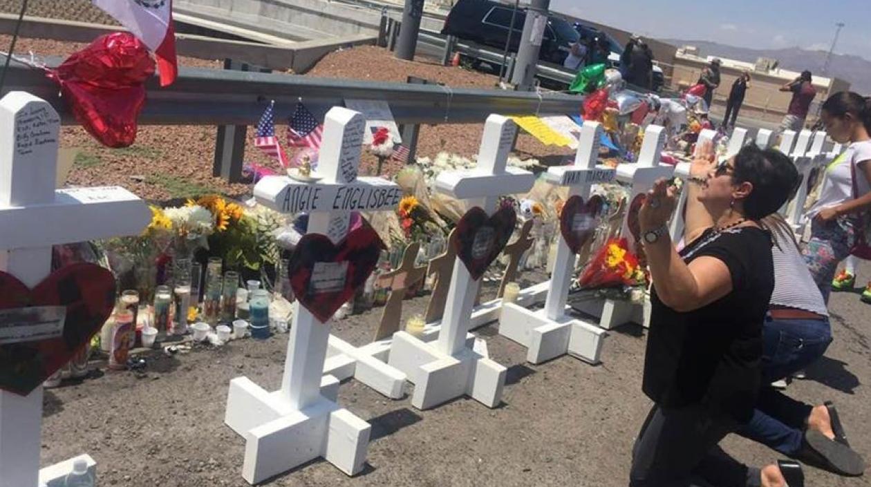 Una señora ora junto a las cruces que fueron colocadas frente a la tienda Walmart en El Paso, Texas, lugar donde ocurrió una masacre.