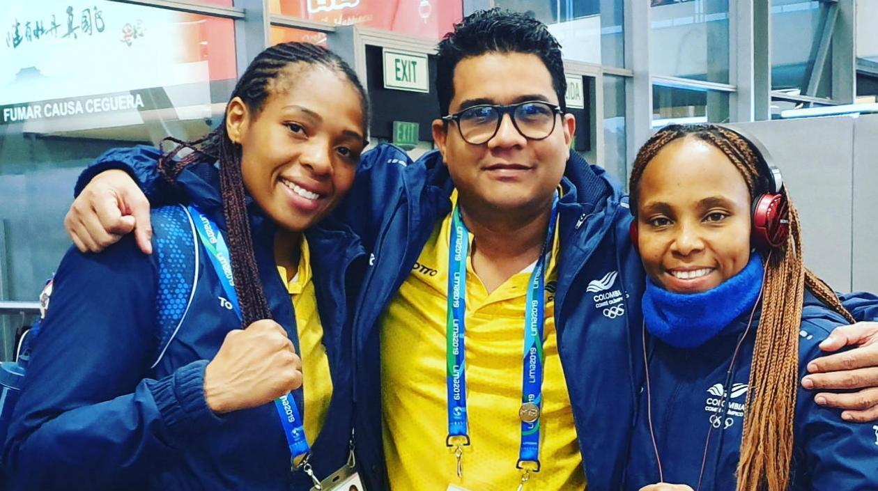 Alberto Torres, presidente de la Fecolbox, al lado de las medallistas de oro Jessica Caicedo e Ingrit Valencia. 