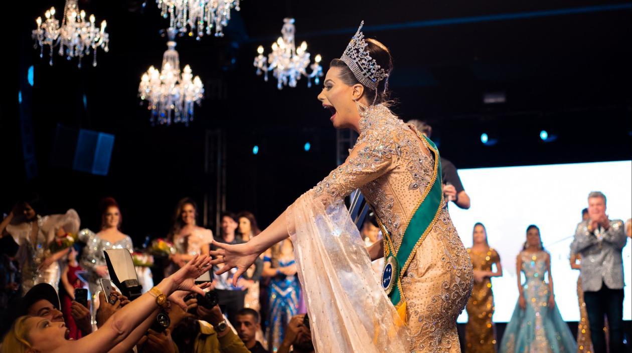 La nueva Miss Gay Brasil 2019, Antonia Gutiérrez, saluda al público.