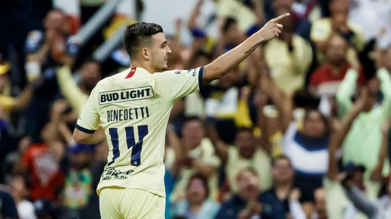 El jugador de América, el colombiano Nicolás Benedetti, celebra una anotación ante Morelia.