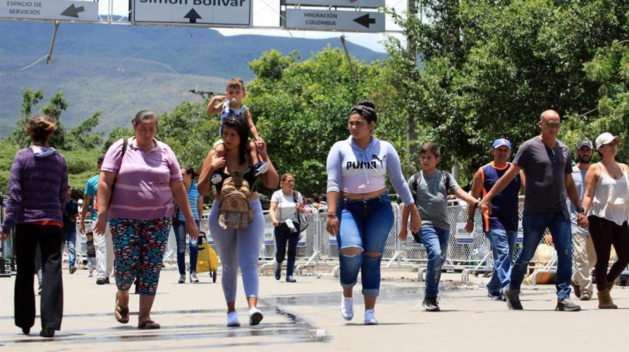 Venezolanos cruzan la frontera con Colombia en el Puente Simón Bolívar.