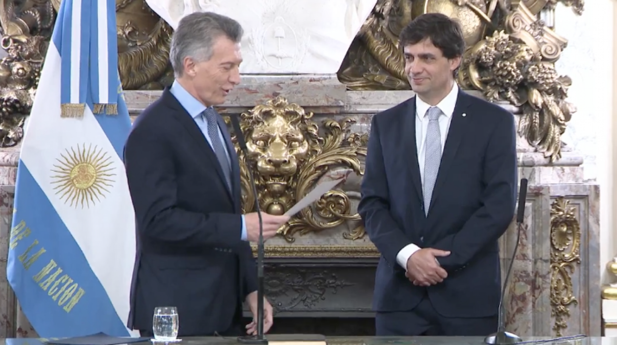 En un breve acto en la Casa Rosada, sede del Ejecutivo argentino, el Presidente Macri tomó juramento al nuevo Ministro de Economía.