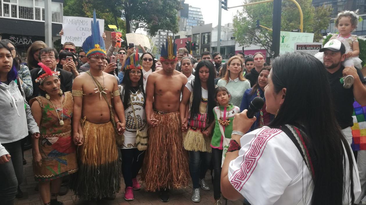 Protesta ante la embajada de Brasil en Bogotá. En la foto, la líder indígena Ati Quigua.