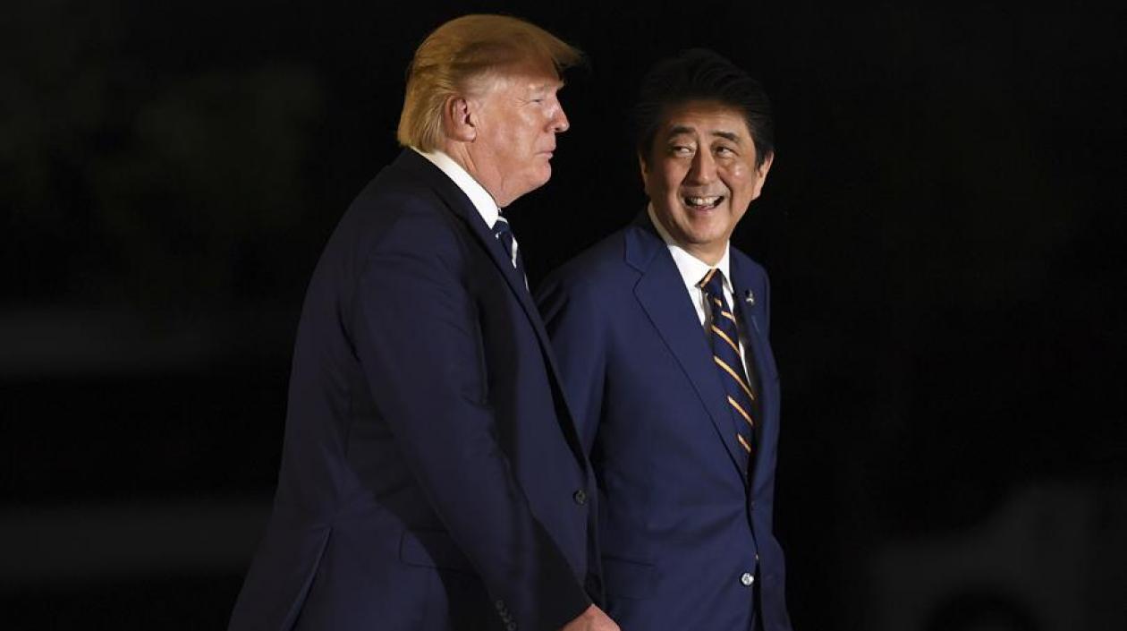El primer ministro nipón, Shinzo Abe (d), junto al presidente de EEUU, Donald Trump. 