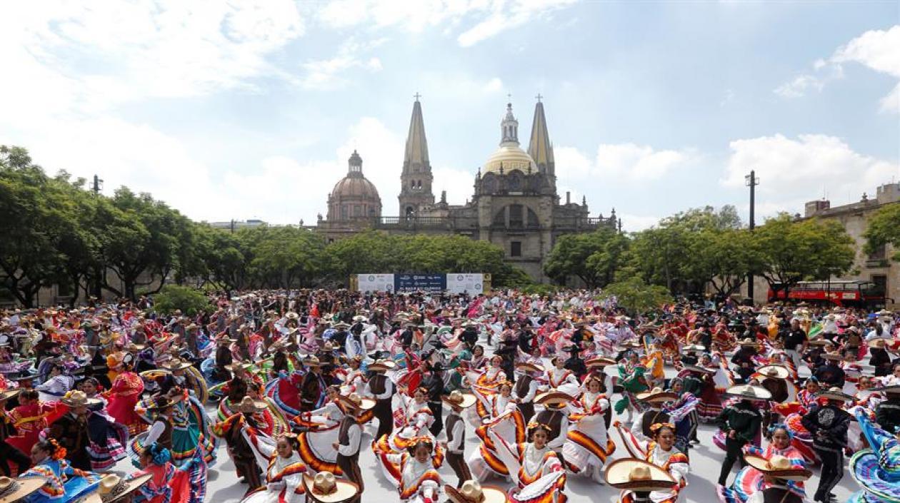 Unos 882 bailarines batieron este sábado el Récord Guinness de la danza folclórica más grande del mundo en Guadalajara (México).