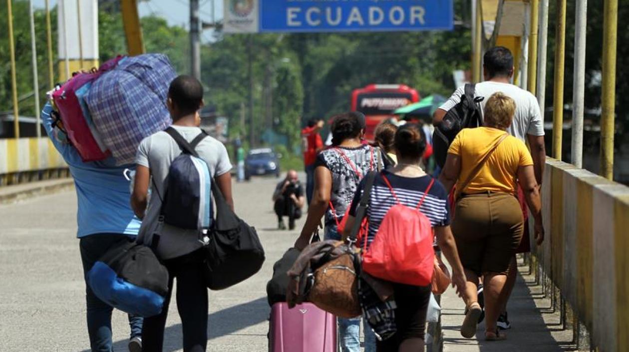 Fotografía fechada ayer domingo, 25 de agosto de 2019, que muestra a una familia venezolana mientras trata de cruzar el paso fronterizo de San Miguel (Ecuador)