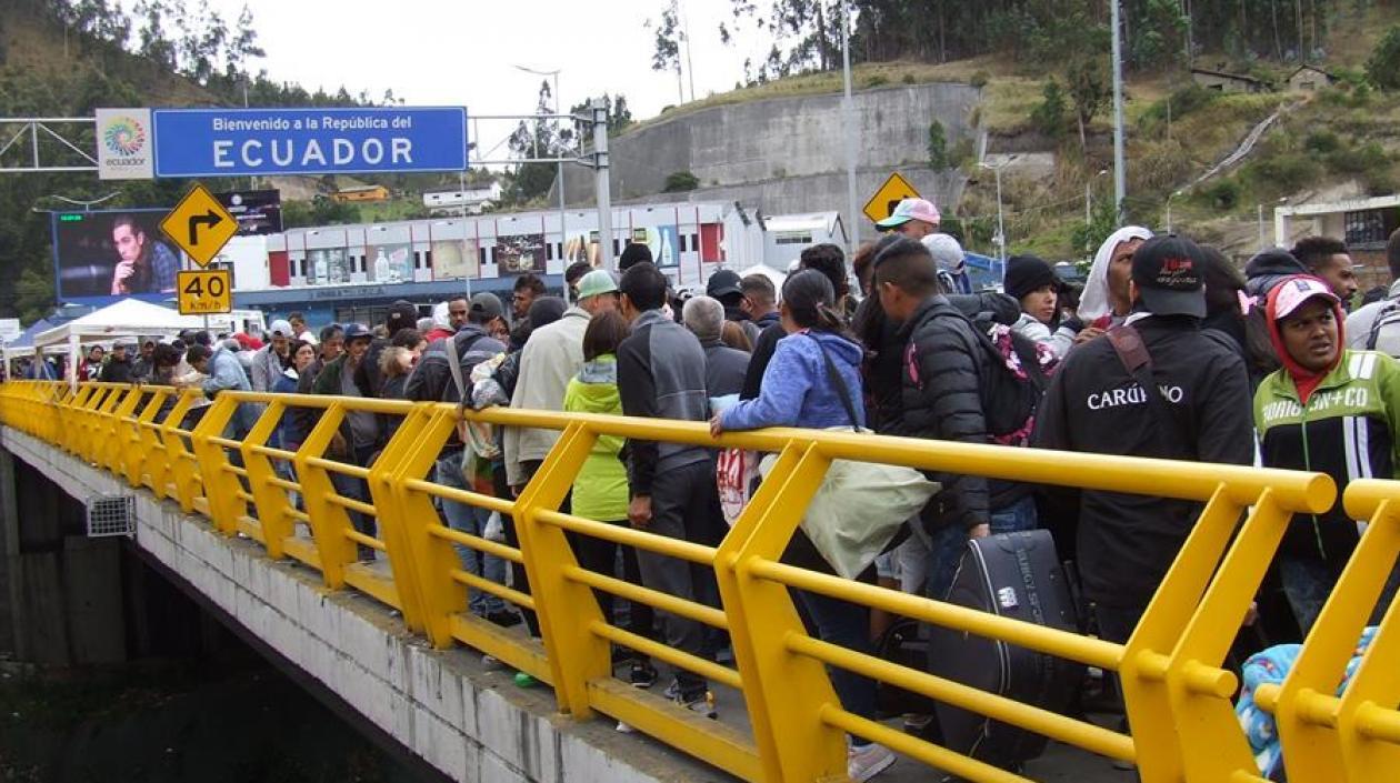 Venezolanos cruzan la frontera de Colombia a Ecuador.