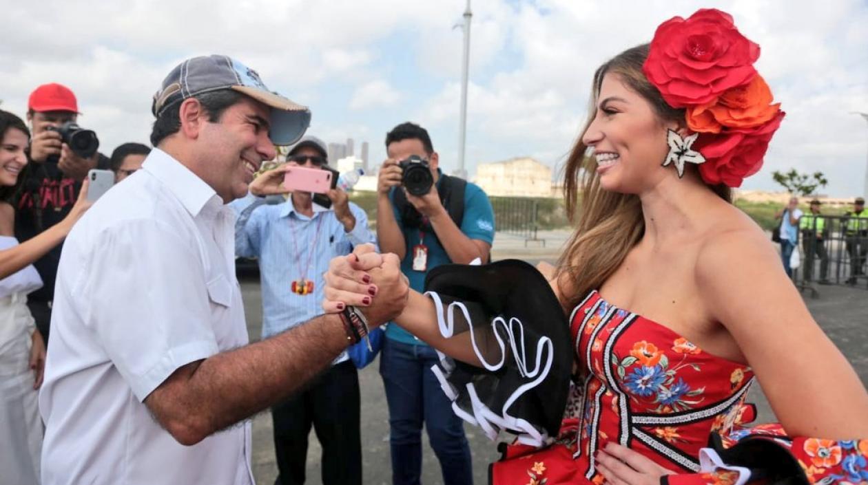 El alcalde de Barranquilla Alejandro Char y la Reina del Carnaval de Barranquilla 2020 Isabella Chams.