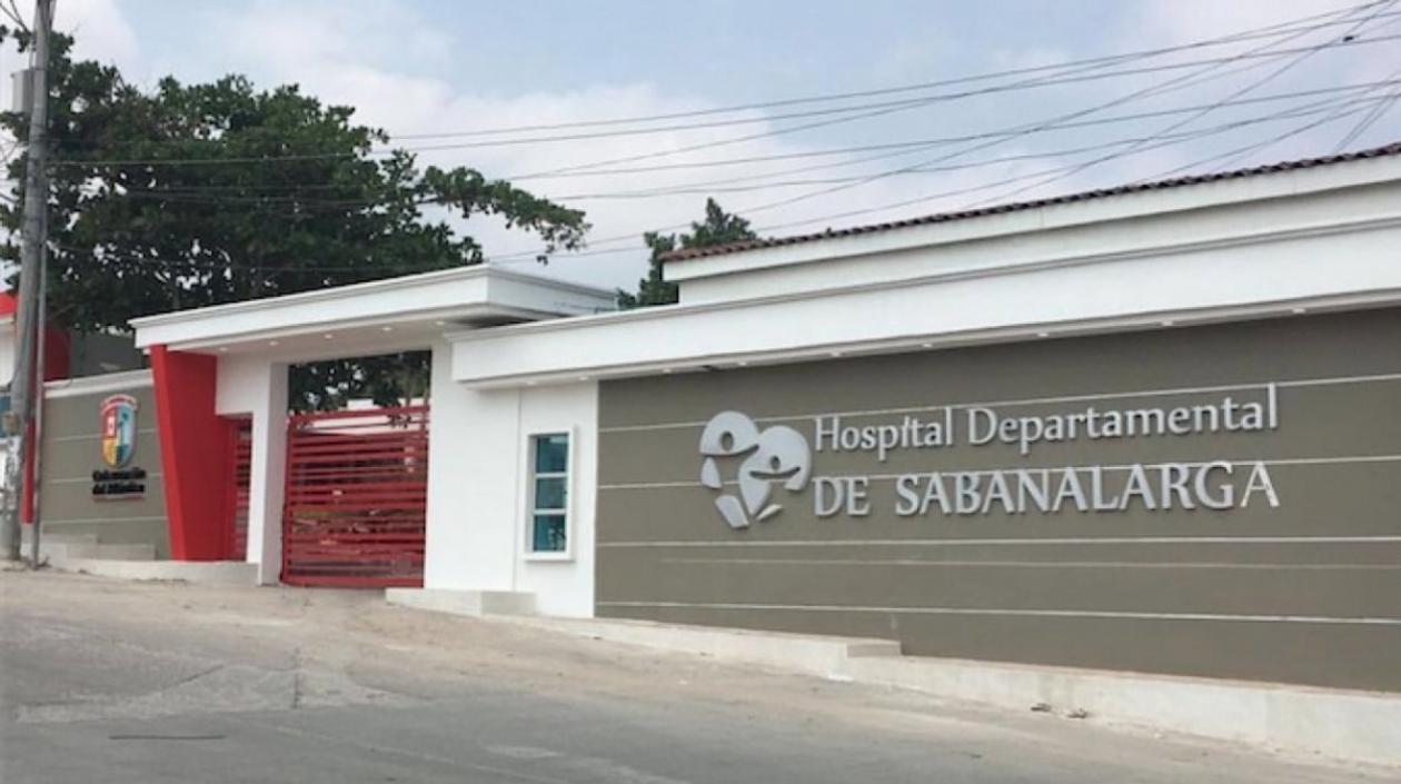La menor recibe asistencia médica en el Hospital de Sabanalarga.