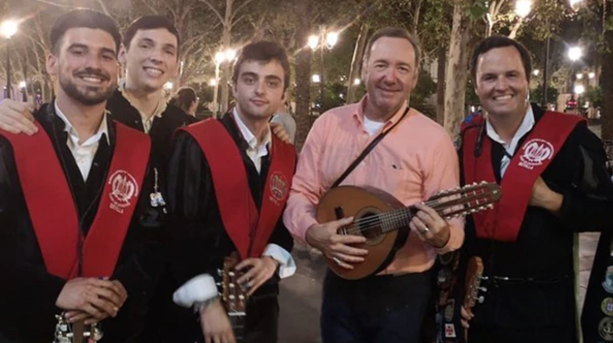 El actor Kevin Spacey junto a músicos universitarios.