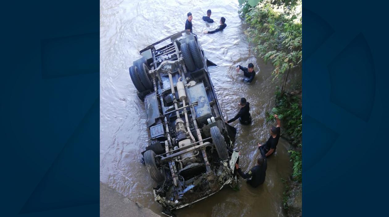 Camión del Esmad que cayó al Río Tucurinca.