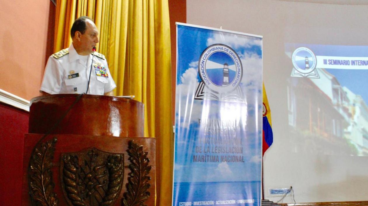 El Director de la DIMAR, Vicealmirante Juan Manuel Soltau Ospina, instalando el seminario.