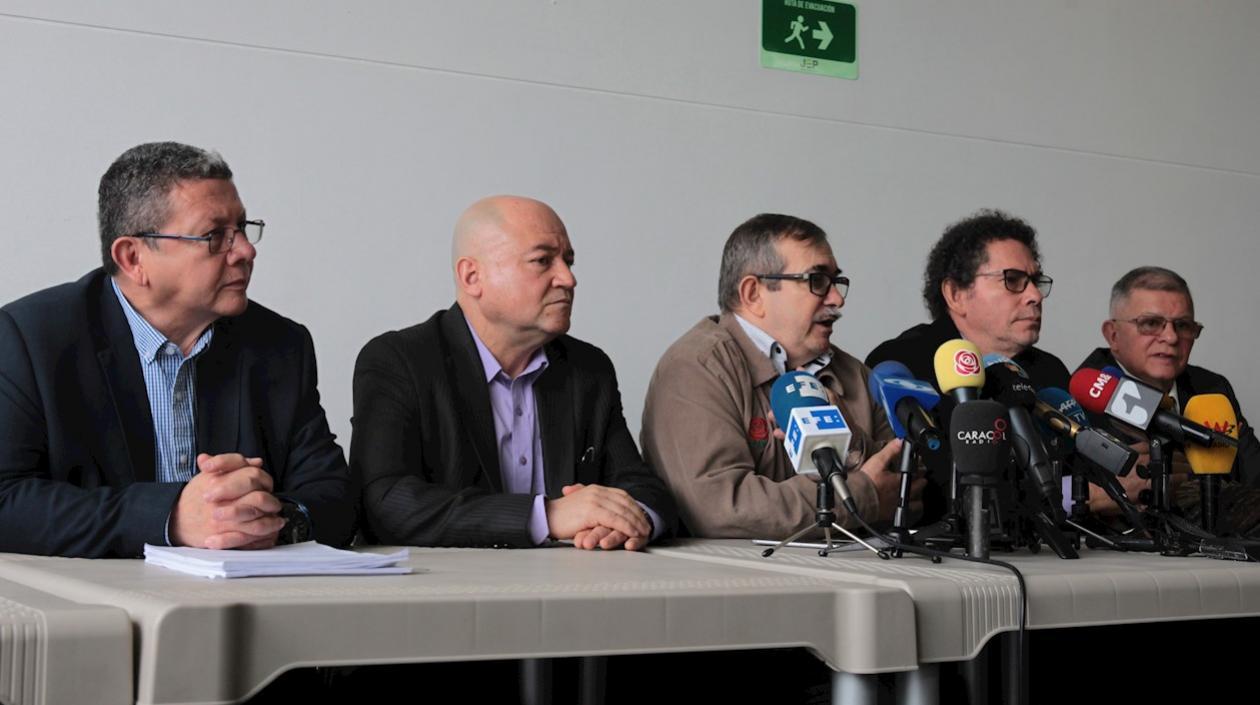 Los exlíderes de las FARC  asisten a la presentación de una versión escrita sobre los secuestros cometidos por la exguerrilla.
