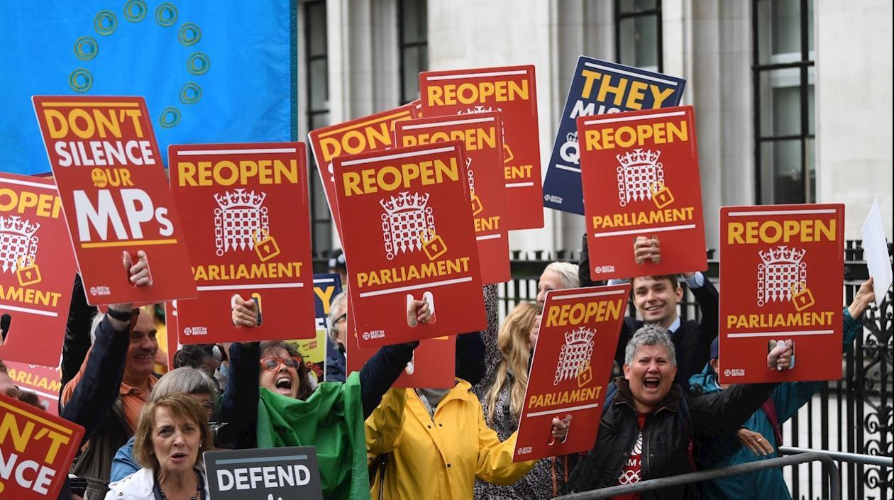 Manifestantes piden reabrir el parlamento británico.