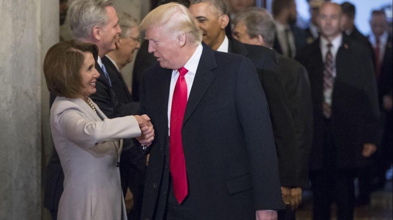  Nancy Pelosi en una foto con el Presidente Donald Trump.
