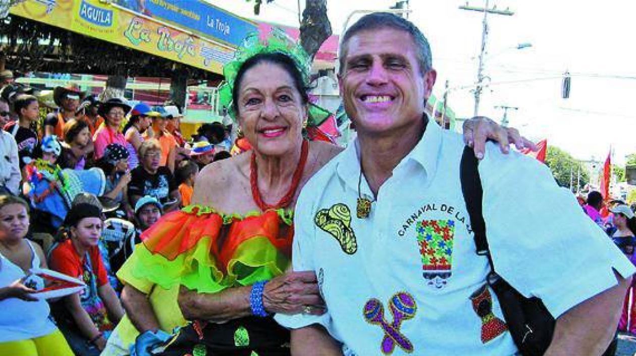 Rodrigo Obregón y su madre Sonia Osorio durante la Batalla de Flores del Carnaval de la 44, en el 2009.